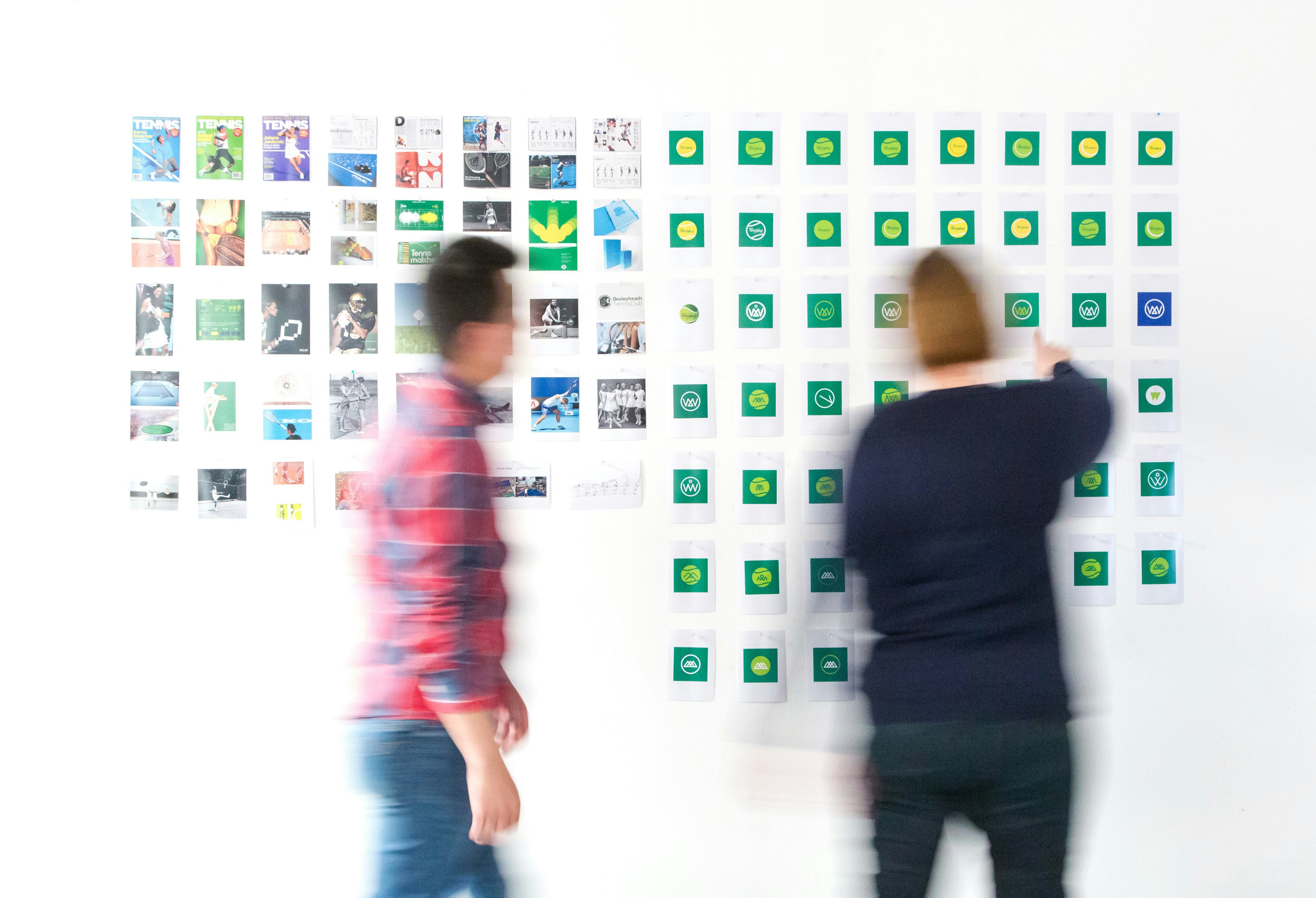 Zwei Personen beim Branding Prozess